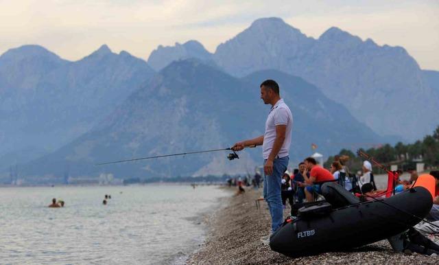 Antalya’da kasım ayında denize girmenin keyfini çıkardılar 2