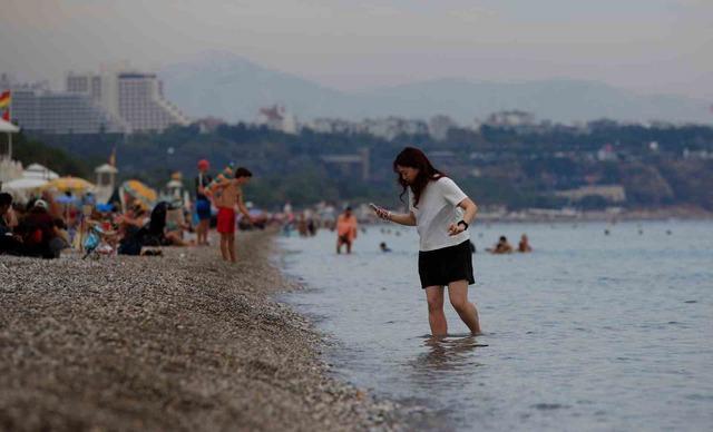 Antalya’da kasım ayında denize girmenin keyfini çıkardılar 1