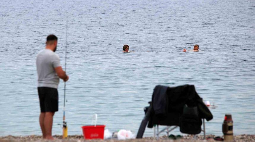 Antalya’da kasım ayında denize girmenin keyfini çıkardılar