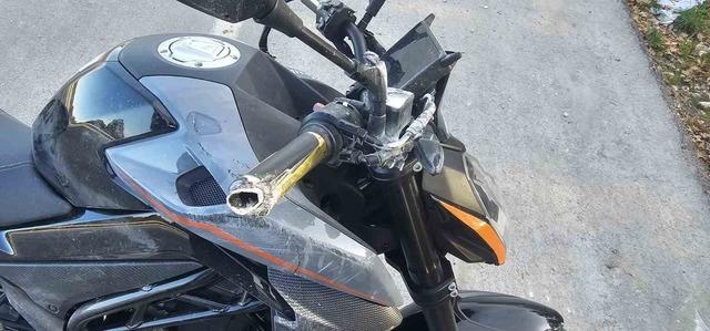 Seyir halindeki motosiklet önüne çıkan köpeğe çarptı: 2 yaralı 1