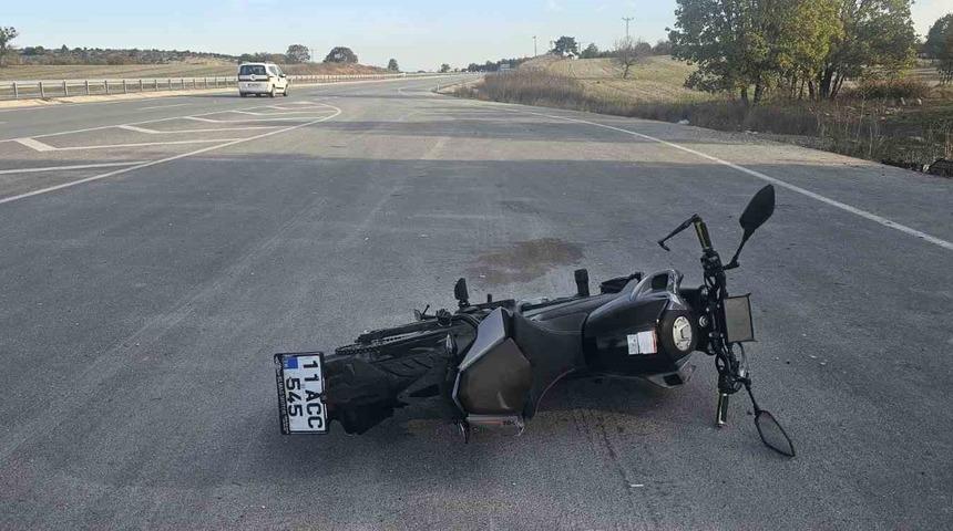 Seyir halindeki motosiklet önüne çıkan köpeğe çarptı: 2 yaralı