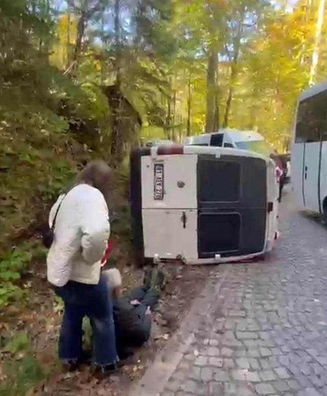 Yedigöller Milli Parkı’nda minibüs devrildi 1