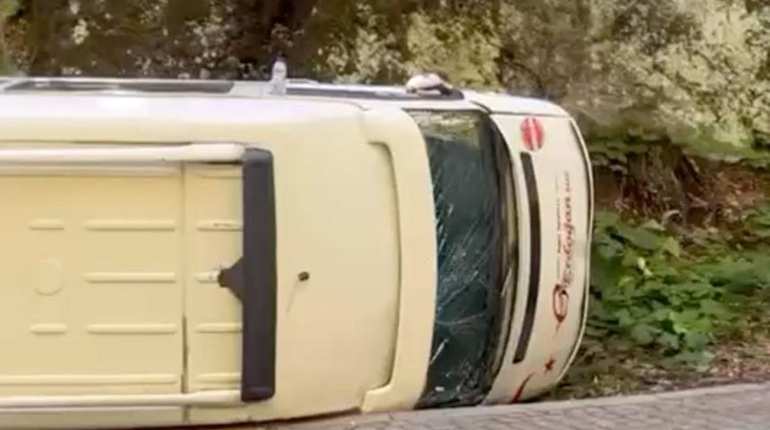 Yedigöller Milli Parkı’nda minibüs devrildi