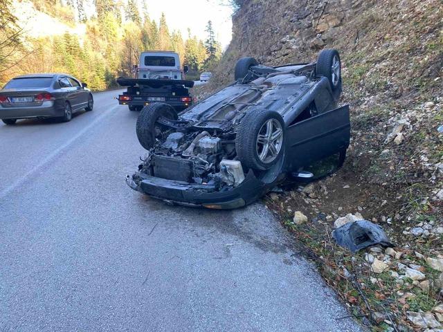 Yedigöller’de gizli buzlanma otomobili tepetaklak yaptı: 2 yaralı 1