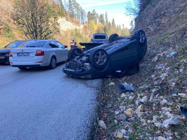 Yedigöller’de gizli buzlanma otomobili tepetaklak yaptı: 2 yaralı 2