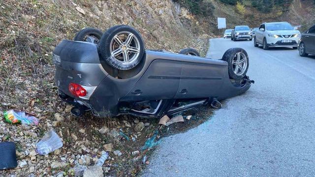 Yedigöller’de gizli buzlanma otomobili tepetaklak yaptı: 2 yaralı