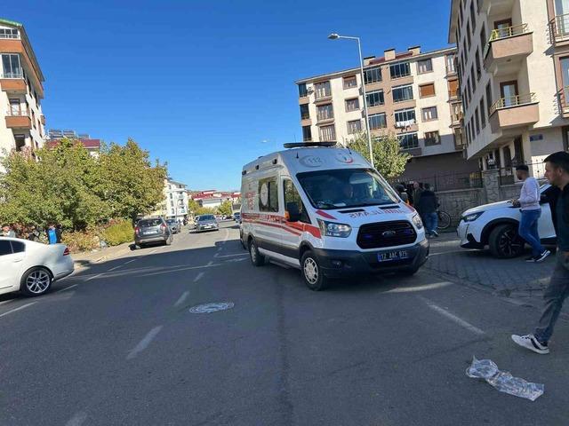 Otomobilin çarptığı 2 öğrenci yaralandı 1