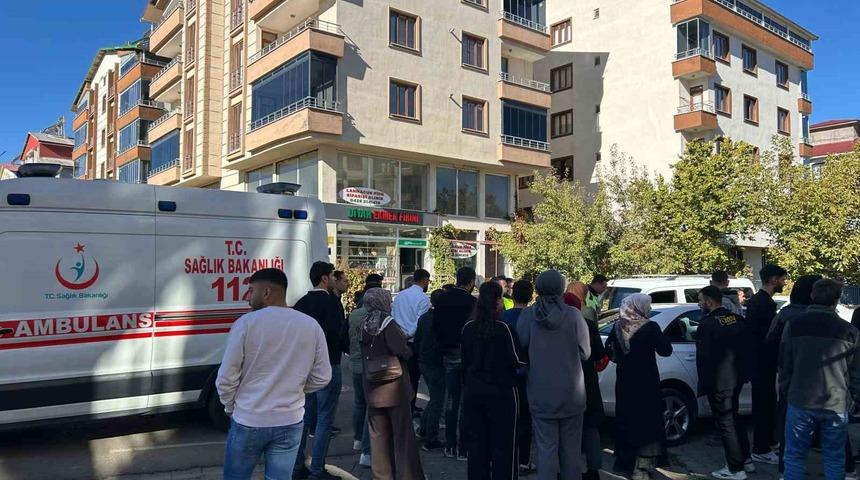 Otomobilin çarptığı 2 öğrenci yaralandı