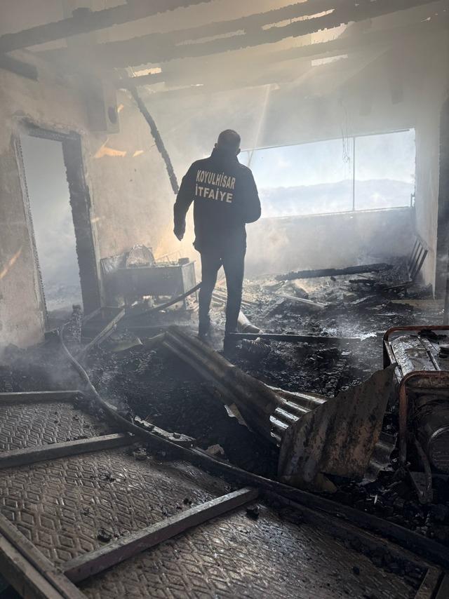 Sivas ta yangın! Yayla evi kullanılamaz hale geldi 4