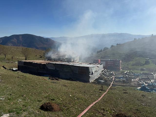Sivas'ta yangın! Yayla evi kullanılamaz hale geldi
