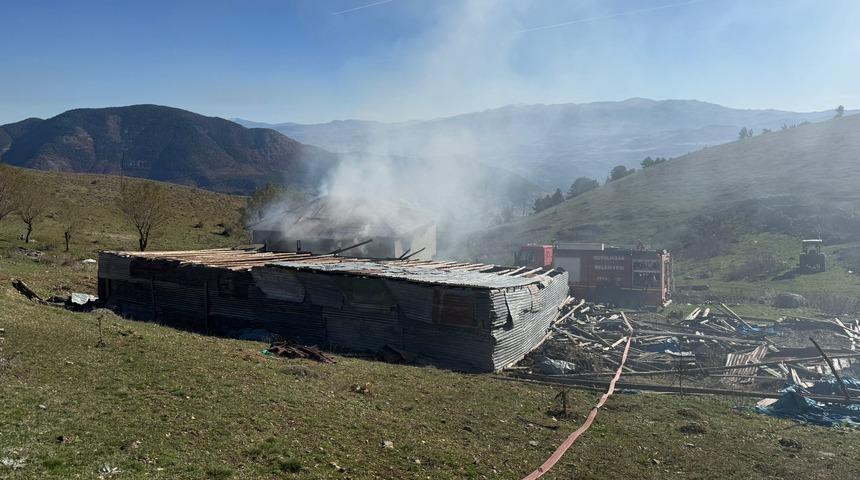Sivas'ta yangın! Yayla evi kullanılamaz hale geldi