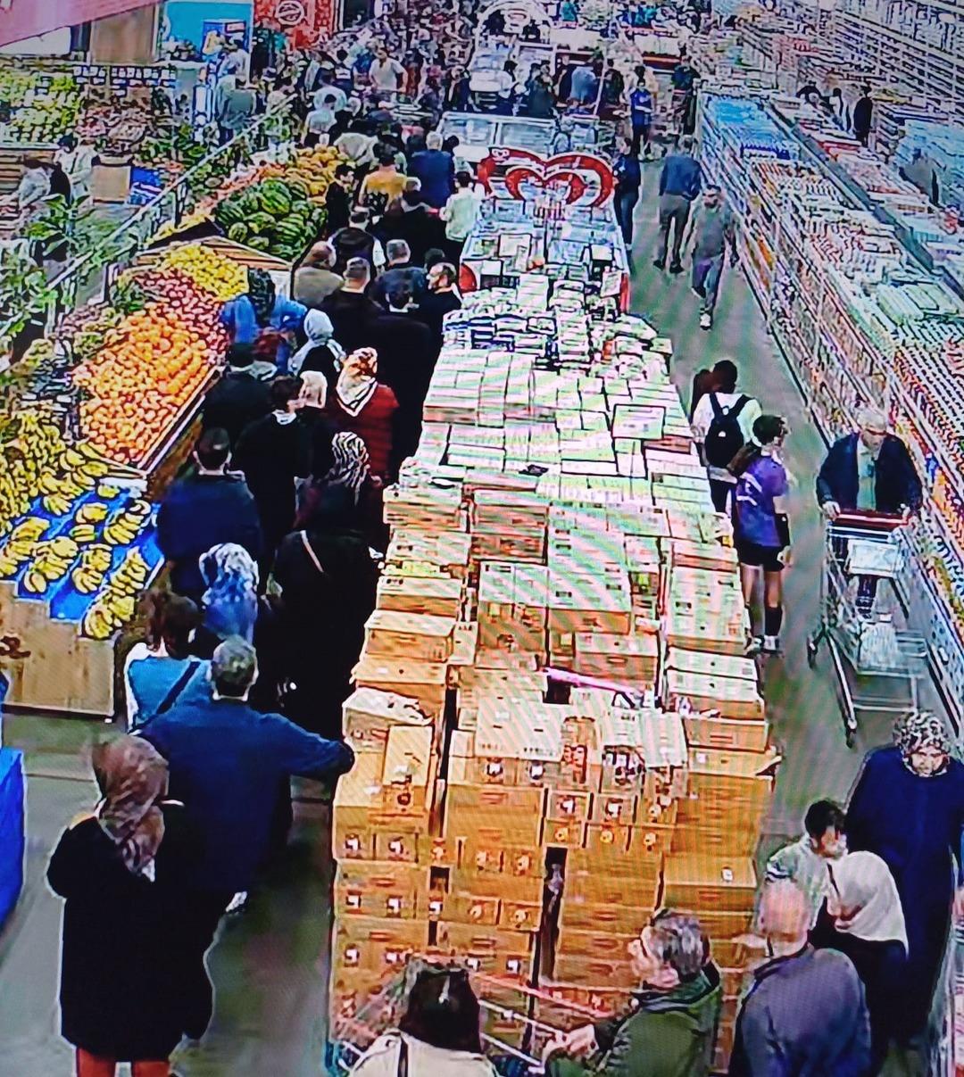 Markete akın ettiler: Metrelerce kuyruk oluştu... Etiketi gören kilolarca alıp kasaya koştu!  3