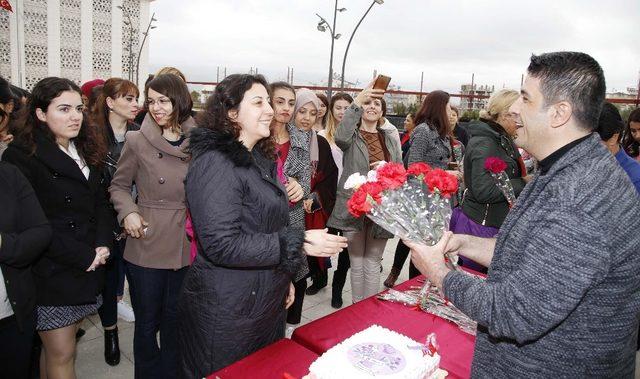 Başkan Genç’ten kadın personele jest