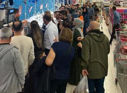 Markete akın ettiler: Metrelerce kuyruk oluştu... Etiketi gören kilolarca alıp kasaya koştu! 