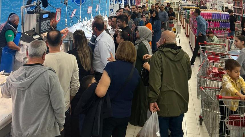 Markete akın ettiler: Metrelerce kuyruk oluştu... Etiketi gören kilolarca alıp kasaya koştu! 