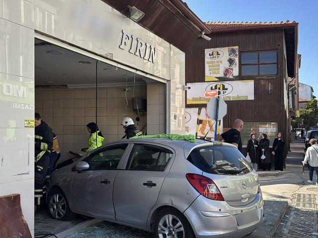 Otomobil ekmek fırınına girdi! Yaralılar var