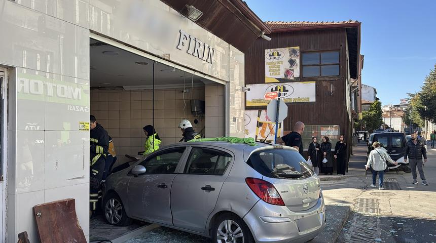 Edirne'de otomobil ekmek fırınına girdi! Kazada 4 kişi yaralandı