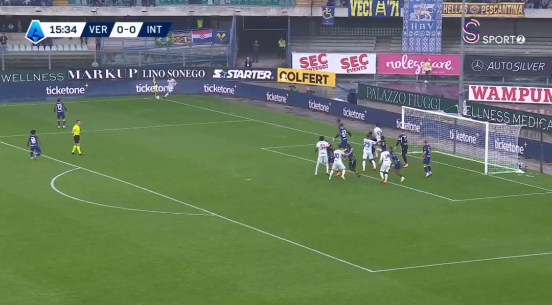 Inter Milli futbolcumuz Hakan Çalhanoğlu nun yıldızlaştığı maçta Verona yı devirdi! Çalhanoğlu nun asisti yok artık dedirtti... 4