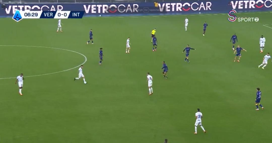 Inter Milli futbolcumuz Hakan Çalhanoğlu nun yıldızlaştığı maçta Verona yı devirdi! Çalhanoğlu nun asisti yok artık dedirtti... 1