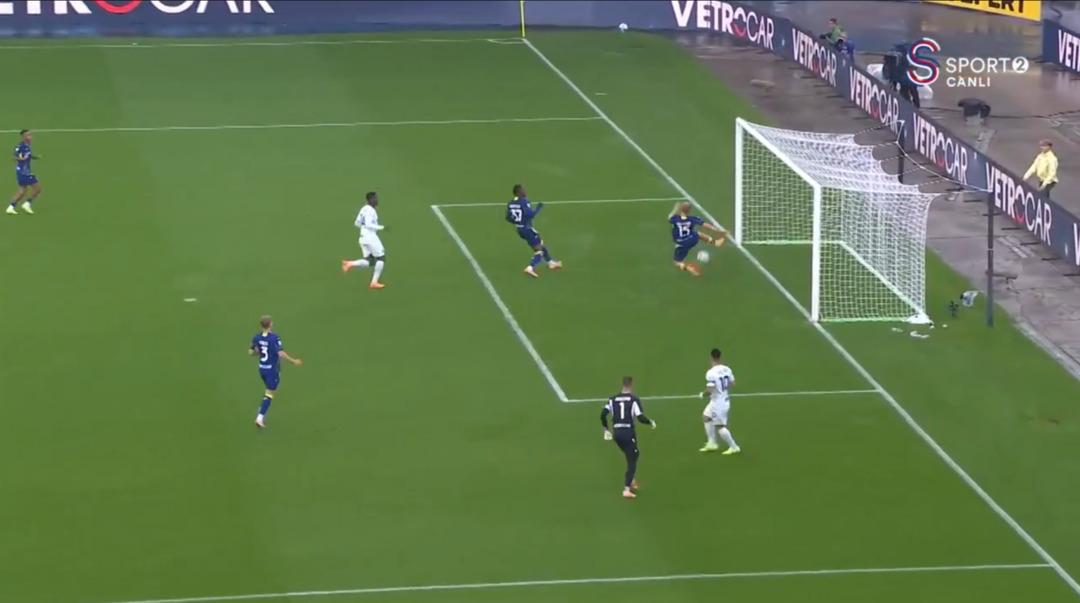 Inter Milli futbolcumuz Hakan Çalhanoğlu nun yıldızlaştığı maçta Verona yı devirdi! Çalhanoğlu nun asisti yok artık dedirtti... 3