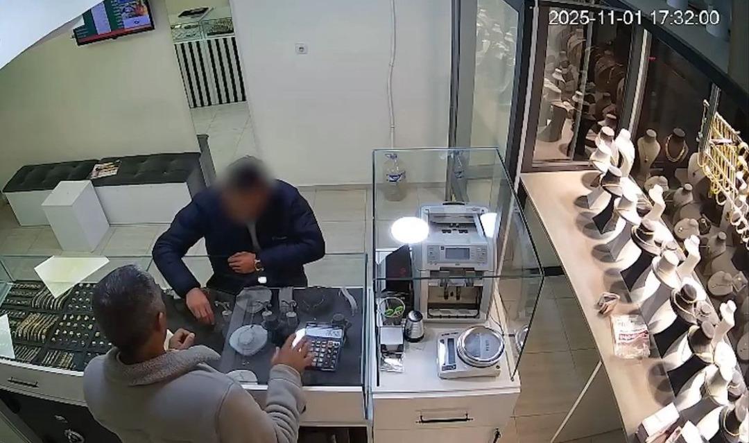Üzerlerinden 95 gram altın çıktı! Kuyumcuların kabusu olan aile böyle yakalandı 1