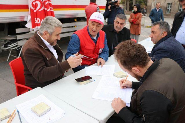 Minibüsçüler ve servisçilerden Mehmetçik için kan bağışı