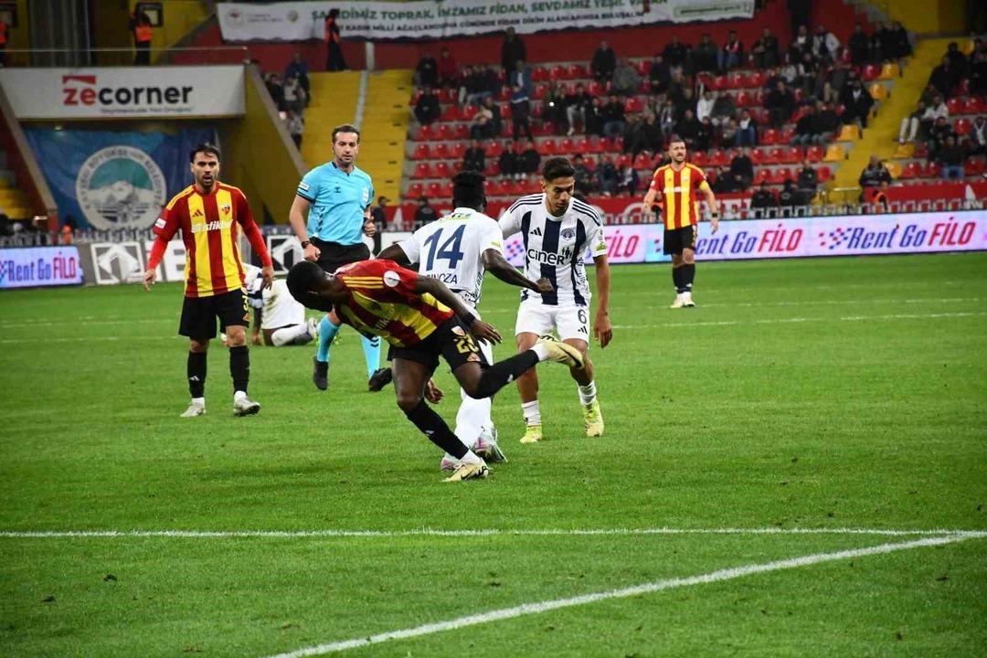 Süper Lig de 5 gollü maç! Kayserispor evinde Kasımpaşa yı 3-2 devirdi... 2