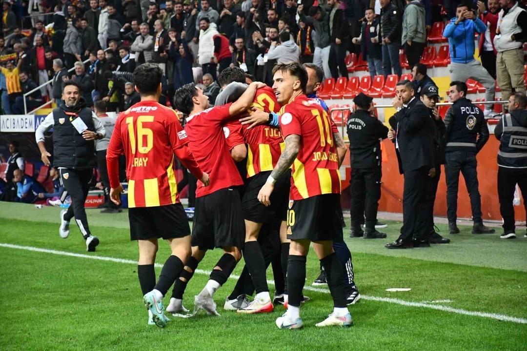 Süper Lig de 5 gollü maç! Kayserispor evinde Kasımpaşa yı 3-2 devirdi... 3
