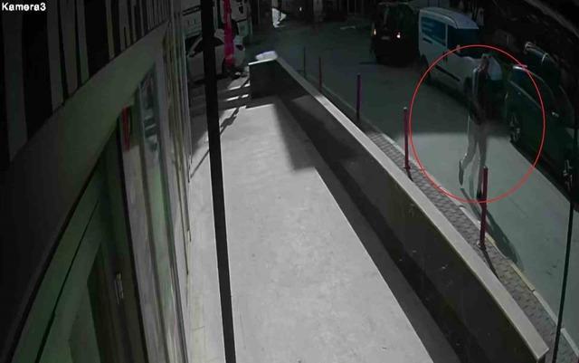Yoldan geçenlere dehşeti yaşatıp 1 kişiyi bıçaklamıştı! Adım adım izi sürülerek yakalandı 1