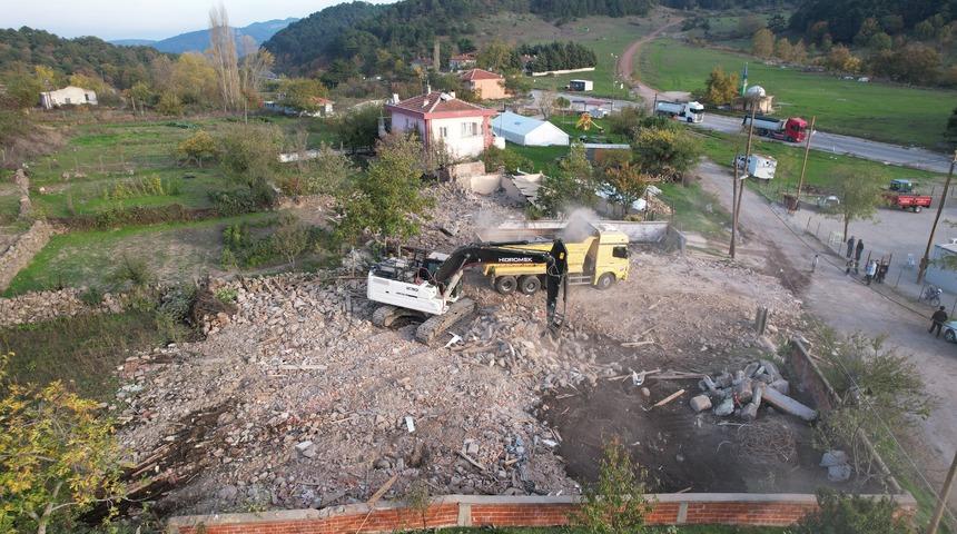 Sındırgı'da ağır hasarlı binaların yıkım çalışmaları sürüyor