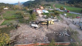 Sındırgı'da ağır hasarlı binaların yıkım çalışmaları sürüyor