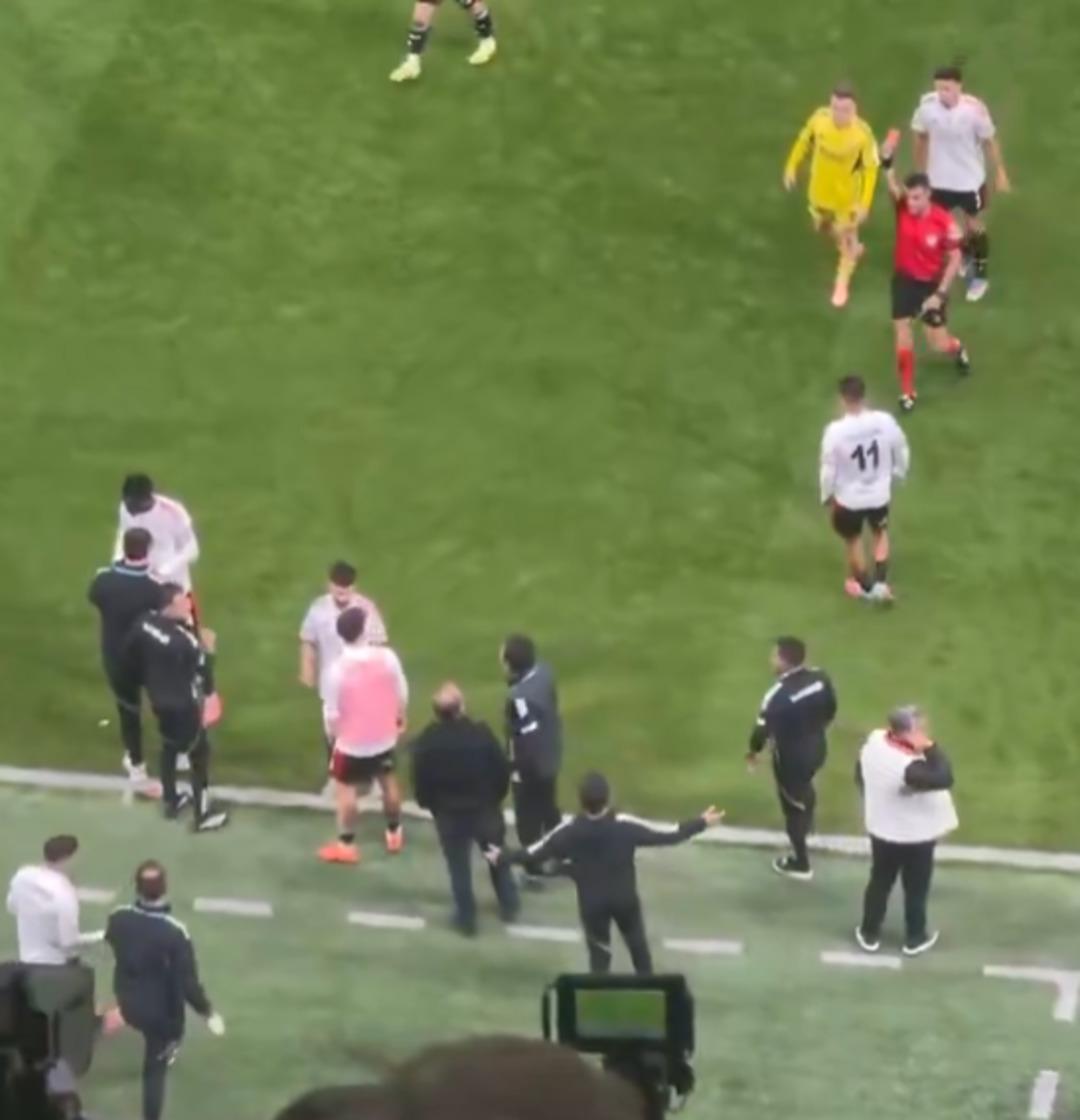 Beşiktaş-Fenerbahçe derbisinde ortalık karıştı! 1 dakikada 2 kırmızı kart çıktı 2