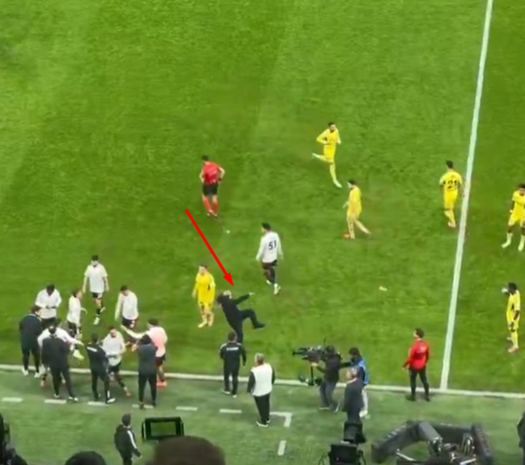 Beşiktaş-Fenerbahçe derbisinde ortalık karıştı! 1 dakikada 2 kırmızı kart çıktı 3