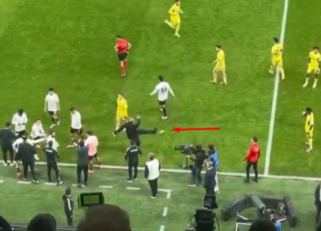 Beşiktaş-Fenerbahçe derbisinde ortalık karıştı! 1 dakikada 2 kırmızı kart çıktı 4