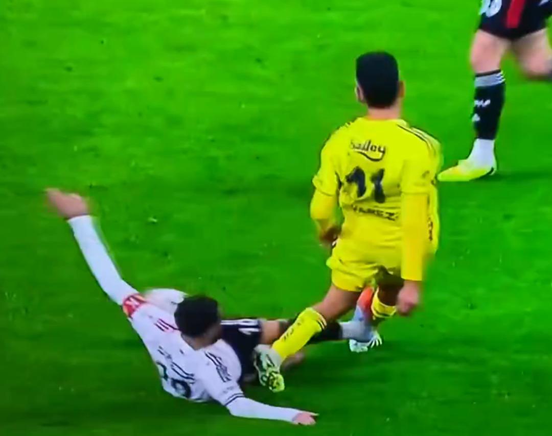 Beşiktaş-Fenerbahçe derbisinde ortalık karıştı! 1 dakikada 2 kırmızı kart çıktı 1