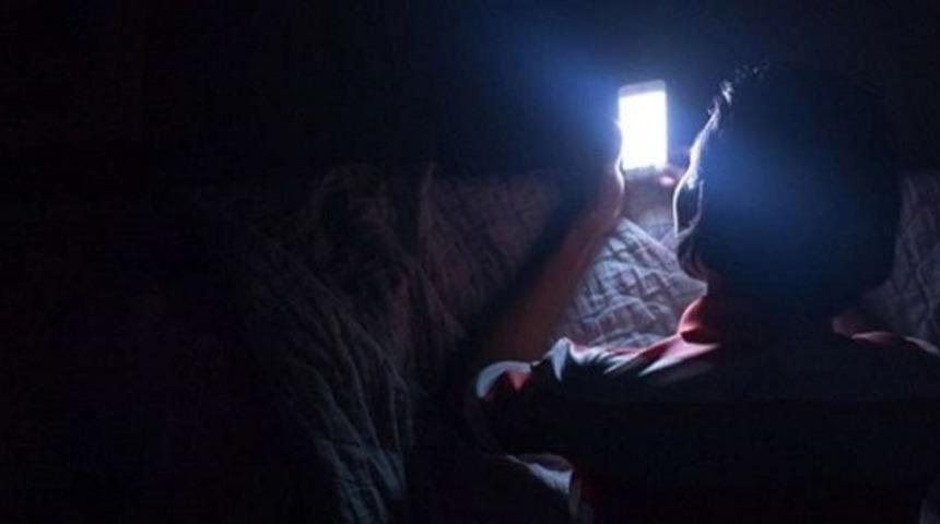 Telefonundan cinsel ilişkiyi izleyen oğlunun elini kesti!