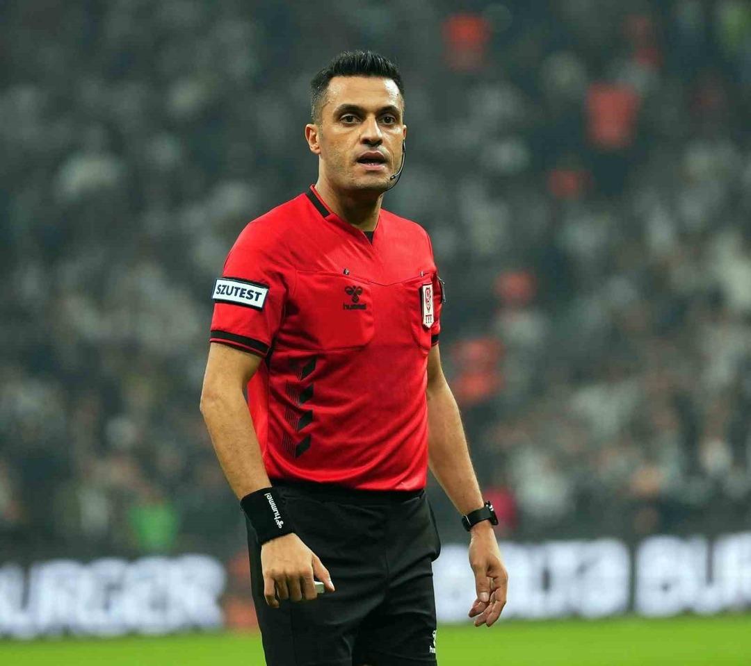 Beşiktaş taraftarları derbide çılgına döndü! Hakemin performansına olay yaratan tezahüratta bulundular... 1