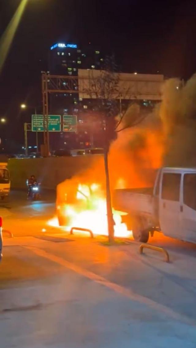 Küçükçekmece’de hafif ticari araç alev alev yandı 5