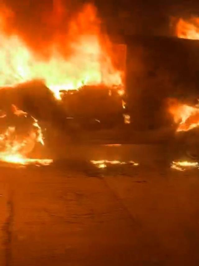 Küçükçekmece’de hafif ticari araç alev alev yandı 4