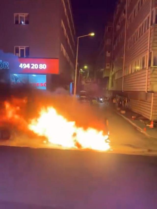 Küçükçekmece’de hafif ticari araç alev alev yandı 3