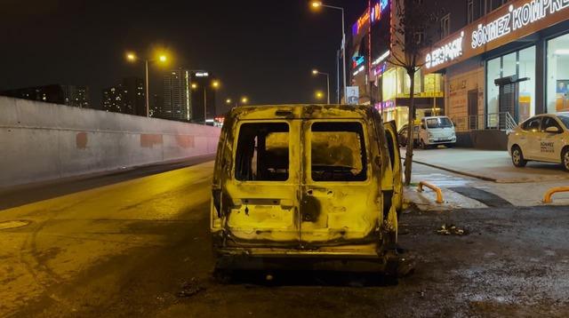 Küçükçekmece’de hafif ticari araç alev alev yandı 1