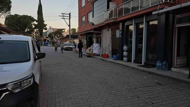 Sındırgı’da deprem esnafı olumsuz etkiledi 7