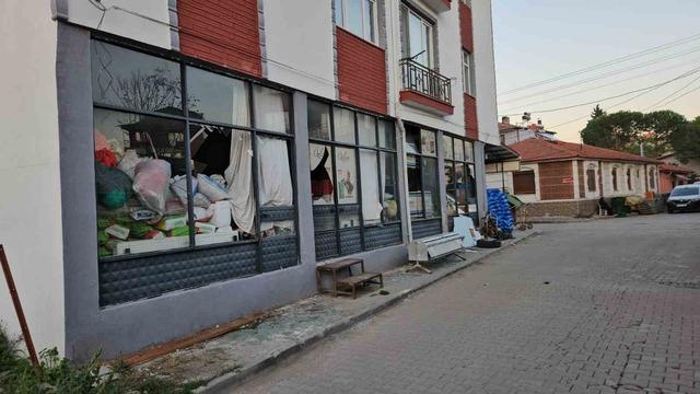 Sındırgı’da deprem esnafı olumsuz etkiledi 4