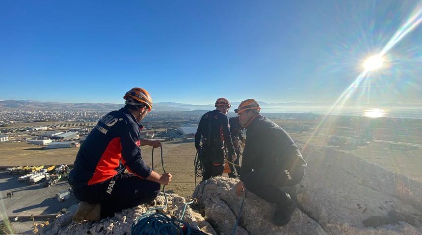 Van'da kayalıklarda mahsur kalan kişiyi AFAD ekipleri kurtardı