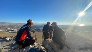 Van'da kayalıklarda mahsur kalan kişiyi AFAD ekipleri kurtardı