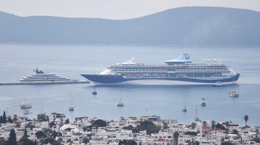 Bodrum'a iki kruvaziyerle 1853 yolcu geldi