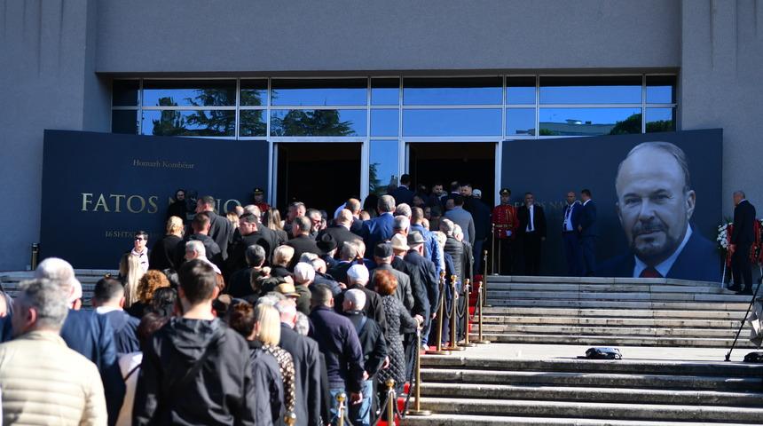 Eski Arnavutluk Başbakanı Fatos Nano son yolculuğuna uğurlandı