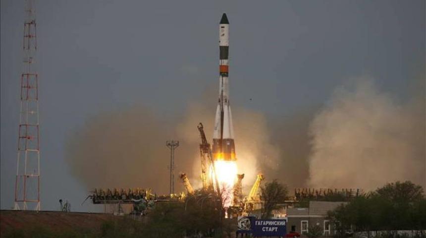 Hindistan "4 bin 400 kilogramlık en ağır haberleşme uydusunu" fırlattı