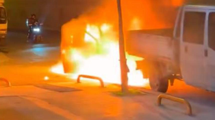 Yer: İstanbul! Hafif ticari araç alev alev yandı