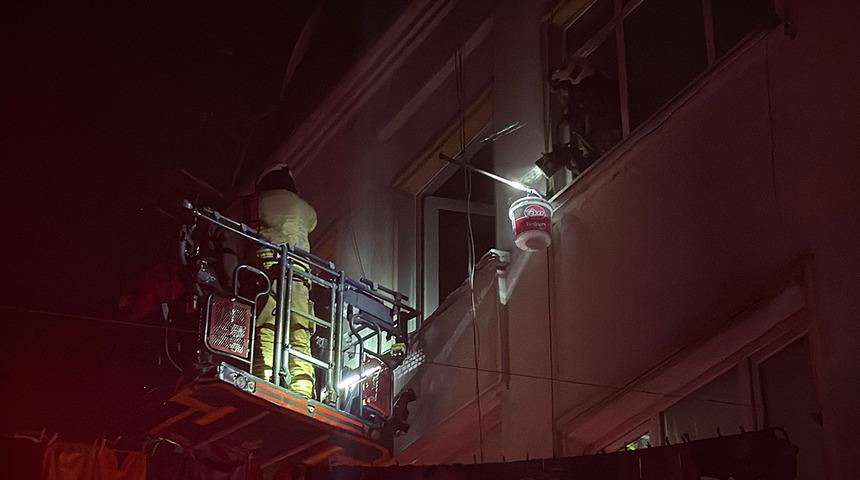 Beyoğlu'nda yangın! Mahsur kalan 4 kişi kurtarıldı
